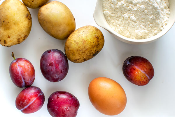 Ingredients for Polish Plum Dumplings (Knedle ze Śliwkami): plums, potatoes, egg, flour